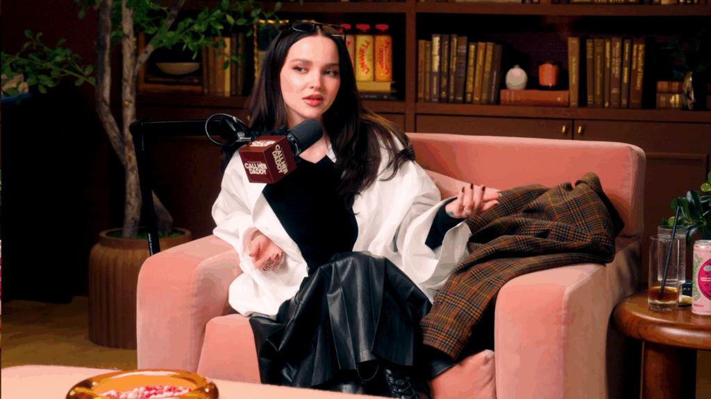 Dove Cameron habló animadamente