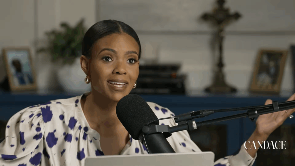Candace Owens hace gestos en su podcast.