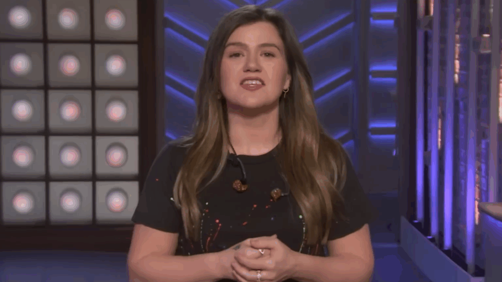 Kelly Clarkson se dirige a su audiencia.
