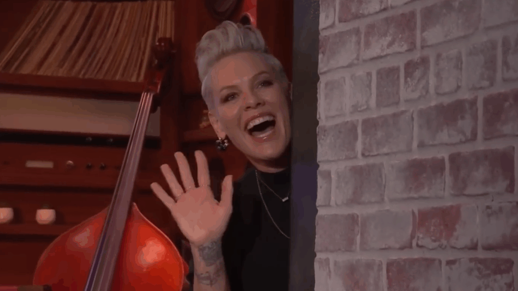 Sonrisas y ondas rosas.