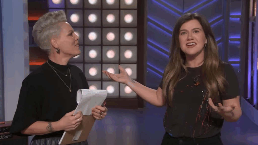Kelly Clarkson y Pink en el escenario.