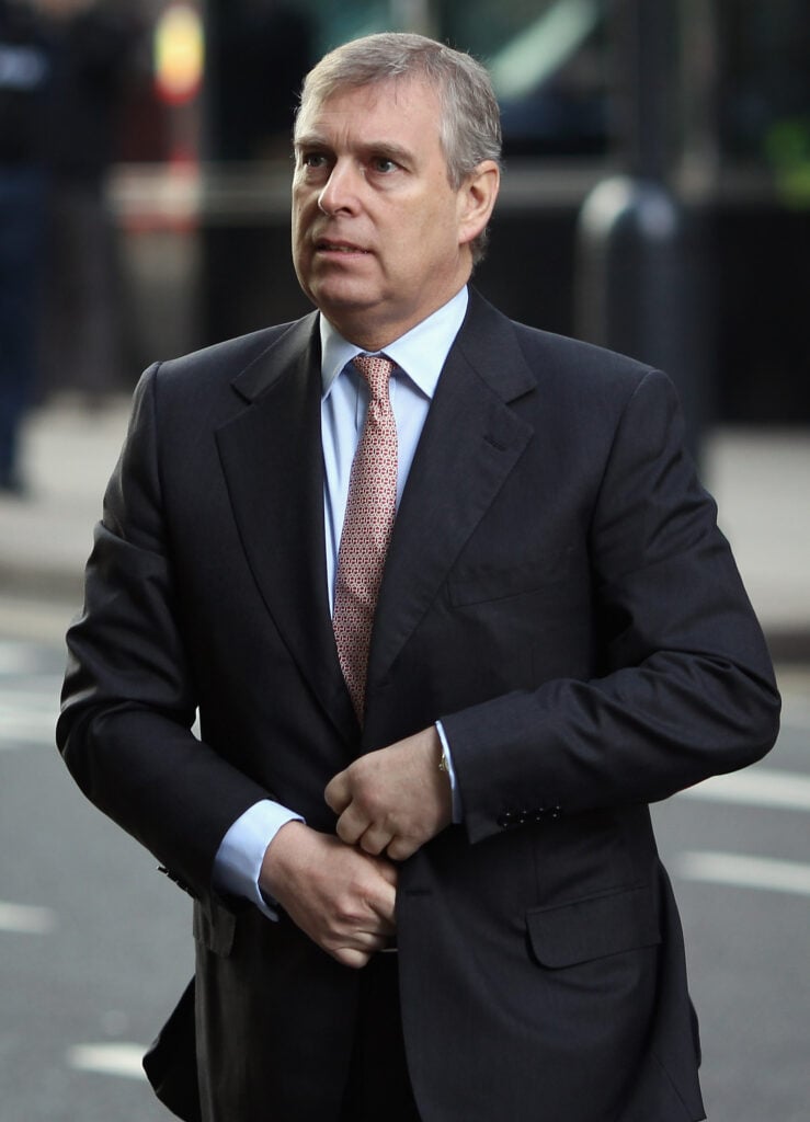 El príncipe Andrés, duque de York, llega a la sede de CrossRail en Canary Wharf el 7 de marzo de 2011 en Londres, Inglaterra. El príncipe Andrés está bajo una presión cada vez mayor después de una serie de revelaciones dañinas sobre él, incluidas críticas a su amistad con el delincuente sexual convicto Jeffrey Epstein, un financiero estadounidense.
