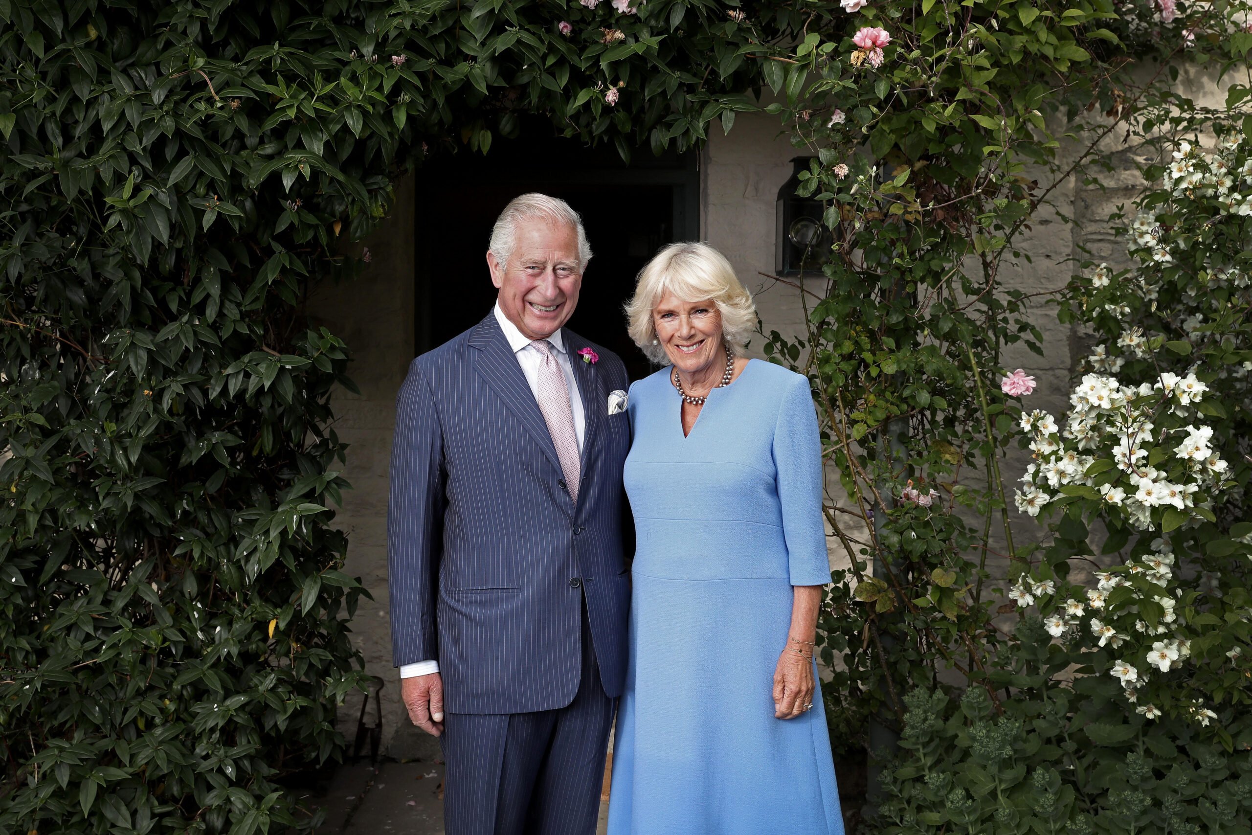 Camilla Parker Bowles “raakt hard aan de fles” te midden van de voortdurende strijd van Charles tegen kanker, beweert een insider