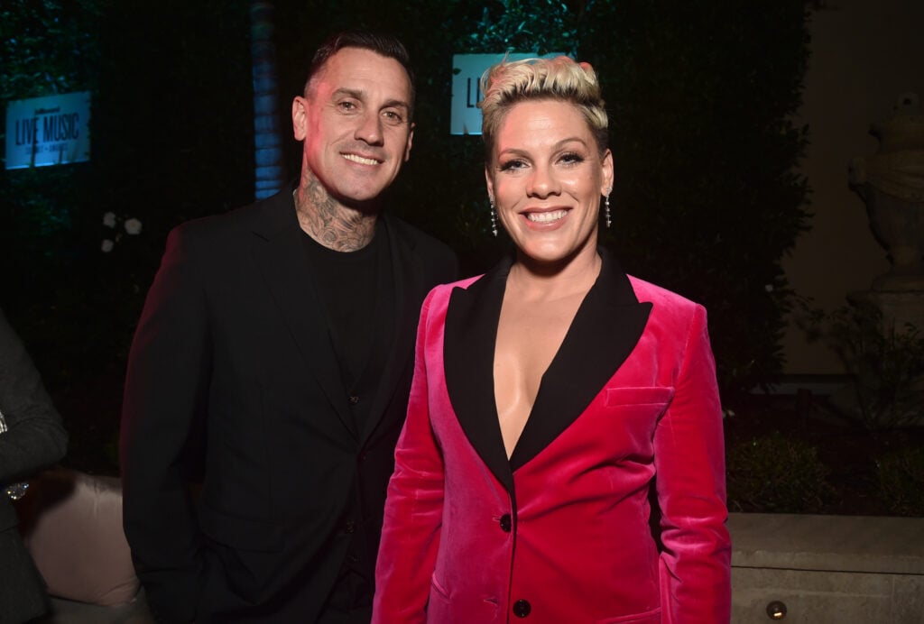 Carey Hart y Pink asisten a la ceremonia de entrega de premios y cumbre de música en vivo de Billboard 2019 en el Montage Hotel el 5 de noviembre de 2019 en Beverly Hills, California. 