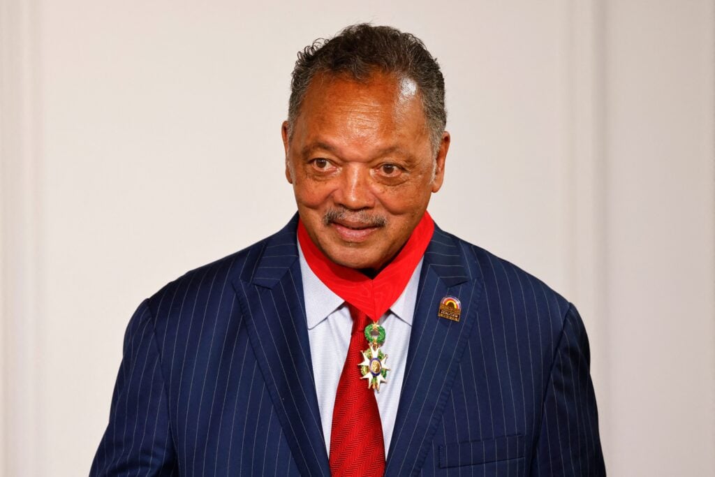 El destacado activista estadounidense de derechos civiles, el reverendo Jesse Jackson, recibe la Legión de Honor de manos del presidente francés en el Palacio del Elíseo en París el 19 de julio de 2021.