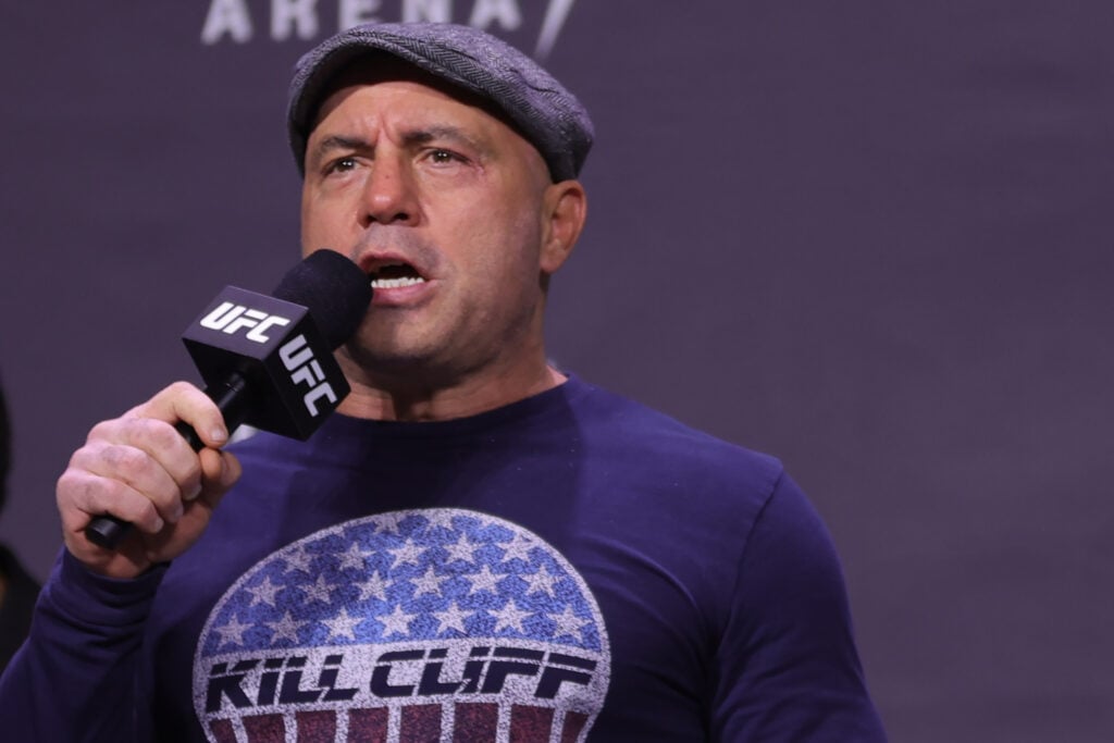Joe Rogan presenta a los luchadores durante el pesaje ceremonial de UFC 269 en el MGM Grand Garden Arena el 10 de diciembre de 2021 en Las Vegas, Nevada. 