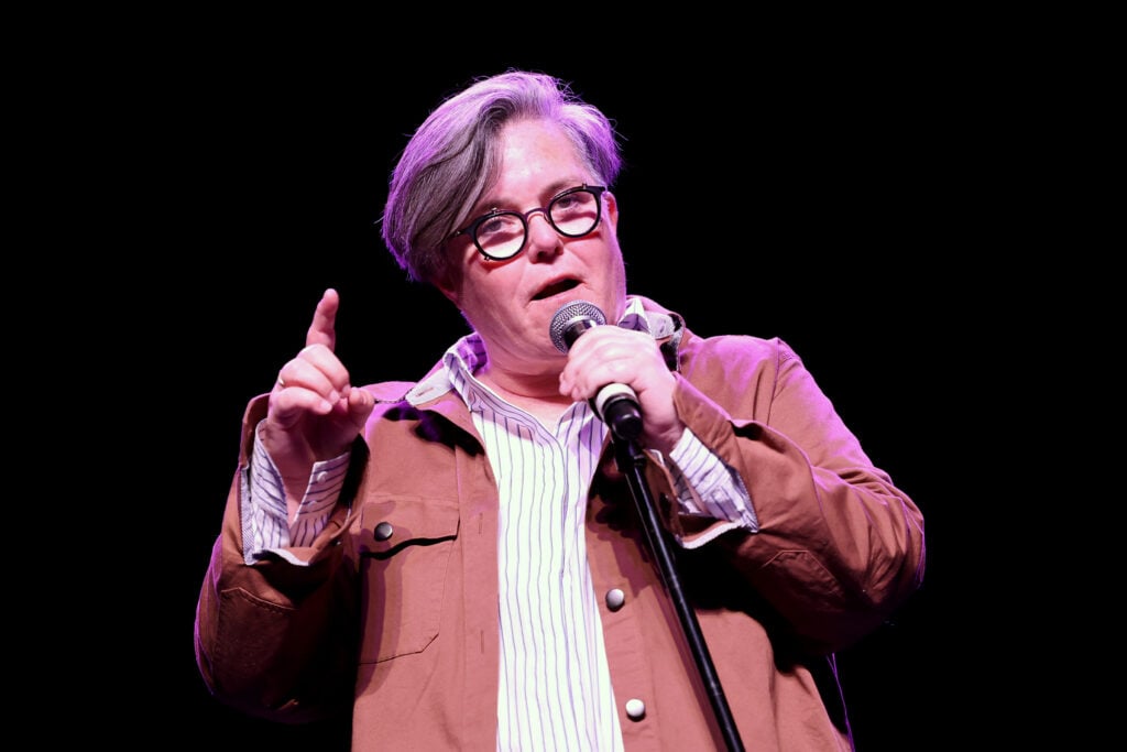 Rosie O'Donnell actúa en el escenario durante el evento benéfico de comedia Friendly House Law organizado por Rosie O'Donnell en el Teatro Fonda el 16 de julio de 2022 en Los Ángeles, California. 