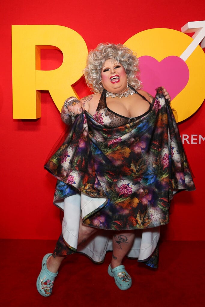 Maxi Shield asiste al estreno de Bros en Sydney en Hoyts Entertainment Quarter el 18 de octubre de 2022 en Sydney, Australia. 