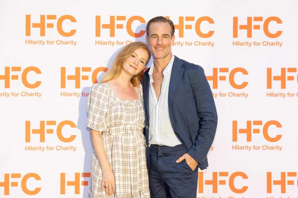 James van der Beek (R) y Kimberly van der Beek asisten a la cena sobre la salud cerebral de HFC el 30 de septiembre de 2023 en Austin, Texas. 
