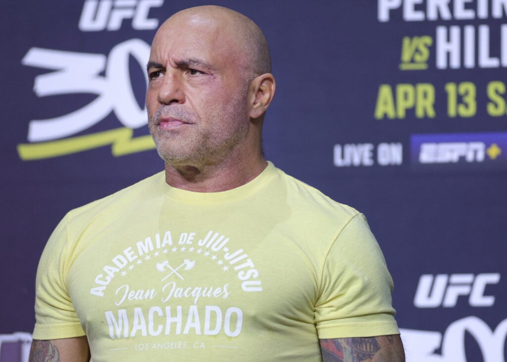 Joe Rogan conduce los pesajes de UFC 300 en el MGM Grand Garden Arena el 12 de abril de 2024 en Las Vegas, Nevada. 