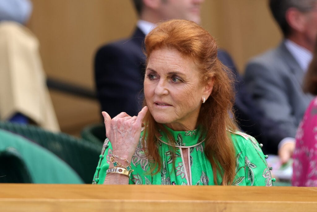 Sarah Ferguson, duquesa de York, durante la primera ronda de solteros de caballeros entre Fabio Fognini de Italia y Carlos Alcaraz de España en el primer día del Campeonato de Wimbledon 2025 en el All England Lawn Tennis and Croquet Club en Inglaterra el 20 de junio de 2020. Apareció en el Royal Box antes del partido.