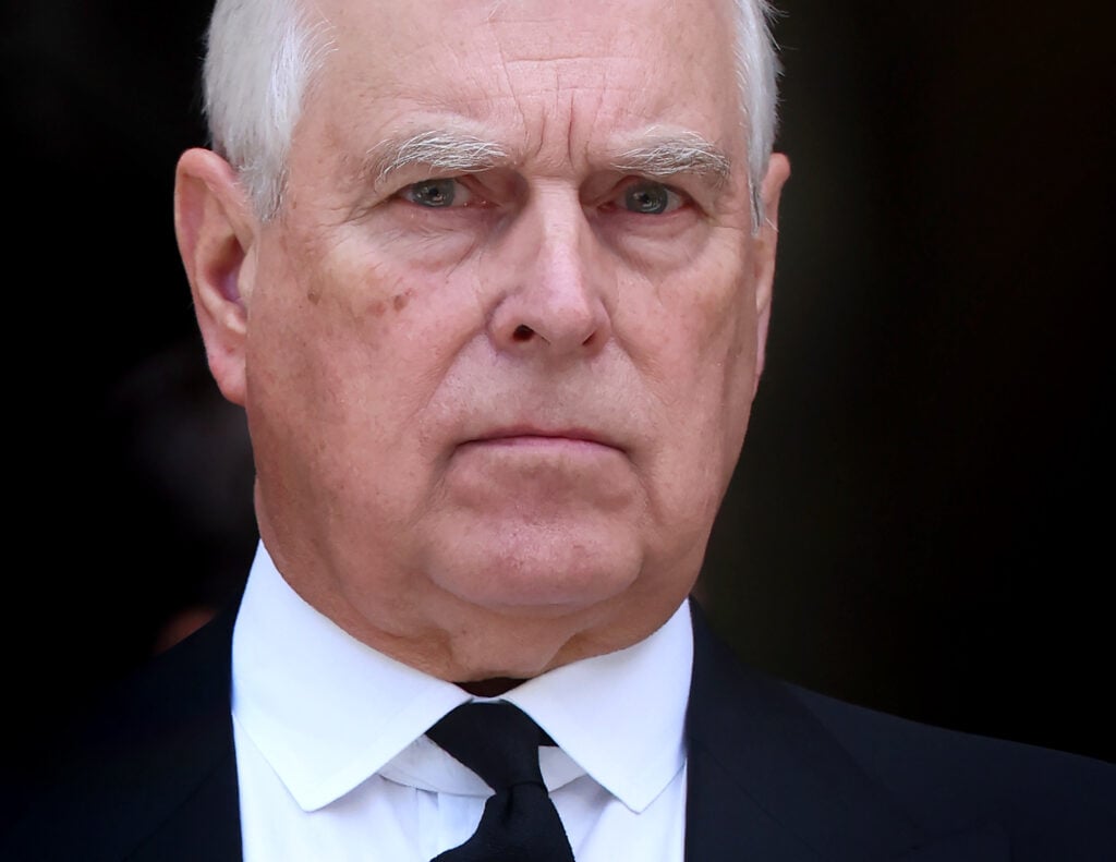 El príncipe Andrés, duque de York, asiste al funeral de la duquesa de Kent en la catedral de Westminster el 16 de septiembre de 2025 en Londres, Inglaterra. 