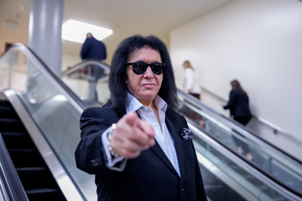El músico Gene Simmons, miembro fundador de la banda de rock KISS, es visto en Capitol Hill en Washington, DC el 9 de diciembre de 2025. 