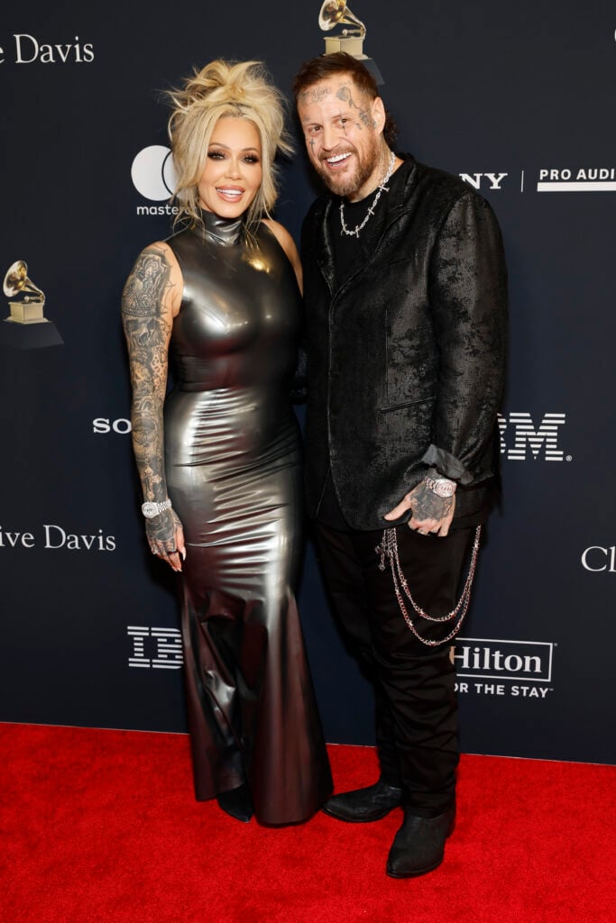 Bunny XO y Jelly Roll en la 68a Gala Anual Pre-Grammy de los Premios Grammy y Saludo Grammy a los íconos de la industria en honor a Avery Lipman y Monte Lipman el 31 de enero de 2026 en Los Ángeles, California.
