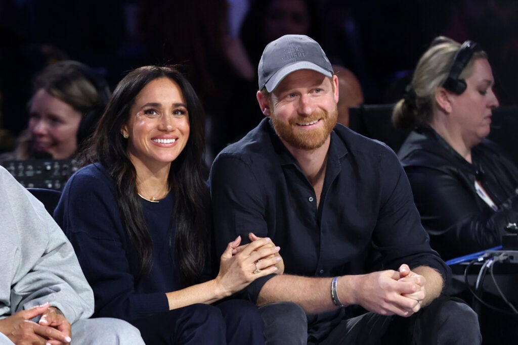 Meghan, duquesa de Sussex y el príncipe Harry, duque de Sussex, asisten al 75º Juego de Estrellas de la NBA en Intuit Dome el 15 de febrero de 2026 en Inglewood, California.