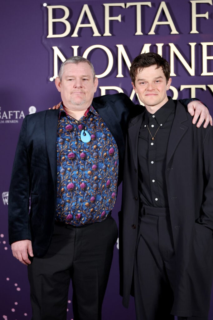 John Davidson y Robert Aramaio asisten a la fiesta de nominados a los premios EE BAFTA Film Awards 2026 en la National Portrait Gallery el 21 de febrero de 2026 en Londres, Inglaterra. 