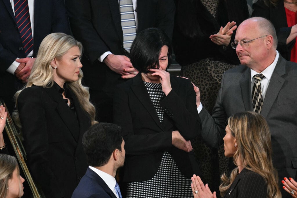 Erica Kirk, esposa del fallecido activista conservador Charlie Kirk, vista como Anna Zarutska, madre de Irina Zarutska, durante el discurso sobre el Estado de la Unión en la Cámara del Capitolio de los Estados Unidos el 24 de febrero de 2026 en Washington DC. 