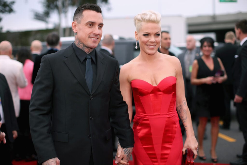El corredor de camiones todoterreno Carey Hart y la cantante Pink asisten a la 56ª Entrega Anual de los Premios Grammy en el Staples Center el 26 de enero de 2014 en Los Ángeles, California.  
