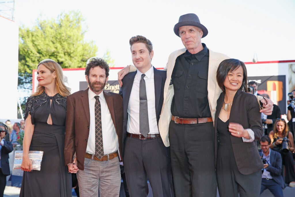 La actriz Jennifer Jason Leigh, los directores Charlie Kaufman, Duke Johnson, el actor Tom Noonan y la productora Rosa Tran asisten a una sesión fotográfica de 'Anomalisa' durante el 72º Festival de Cine de Venecia en el Palazzo del Casino el 8 de septiembre de 2015 en Venecia, Italia.  