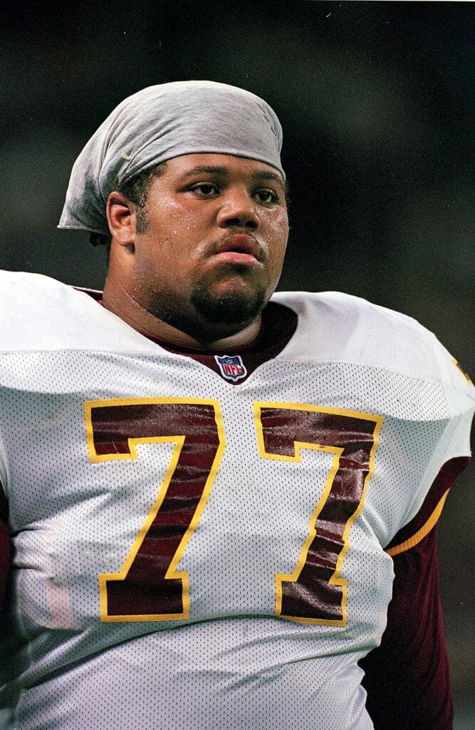 Tre Johnson #77 de los Washington Redskins mira en el campo durante un partido contra los Seattle Seahawks en el Kingdome en Seattle, Washington. 