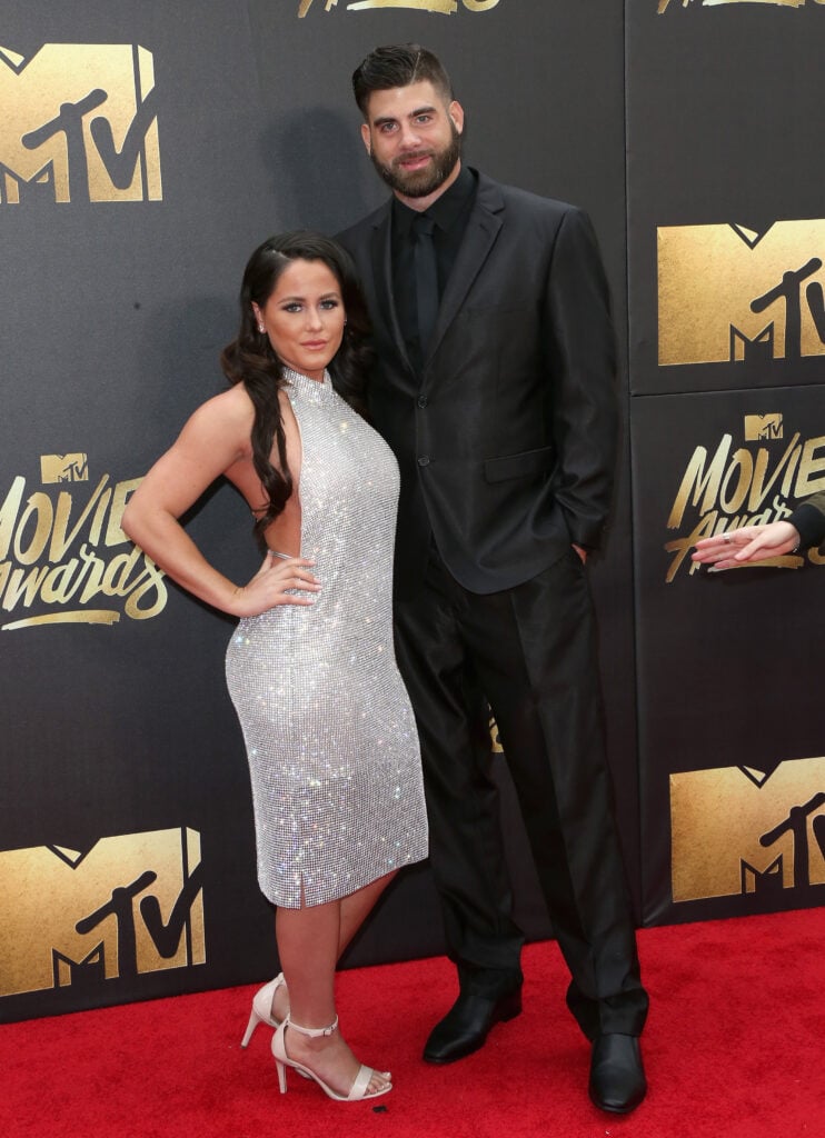 La personalidad de televisión Jenelle Evans (izq.) y David Eason asisten a los MTV Movie Awards 2016 en Warner Bros. Studios el 9 de abril de 2016 en Burbank, California. 