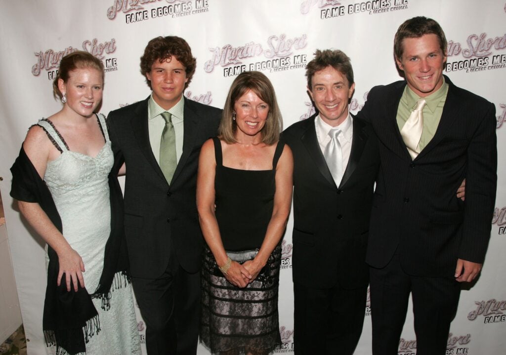 Noche de apertura con Catherine Short, Henry Short, Nancy Short, Martin Short y Oliver Short asistiendo a la fiesta posterior