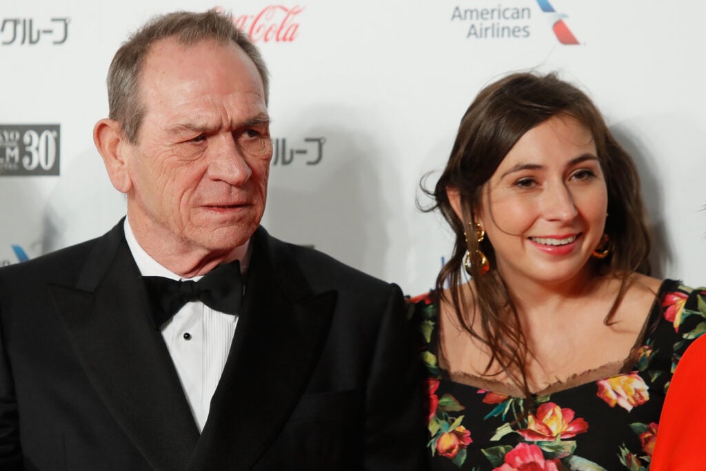 Tommy Lee Jones y Victoria Jones asisten a la alfombra roja del 30º Festival Internacional de Cine de Tokio en Roppongi Hills el 25 de octubre de 2017 en Tokio, Japón.  