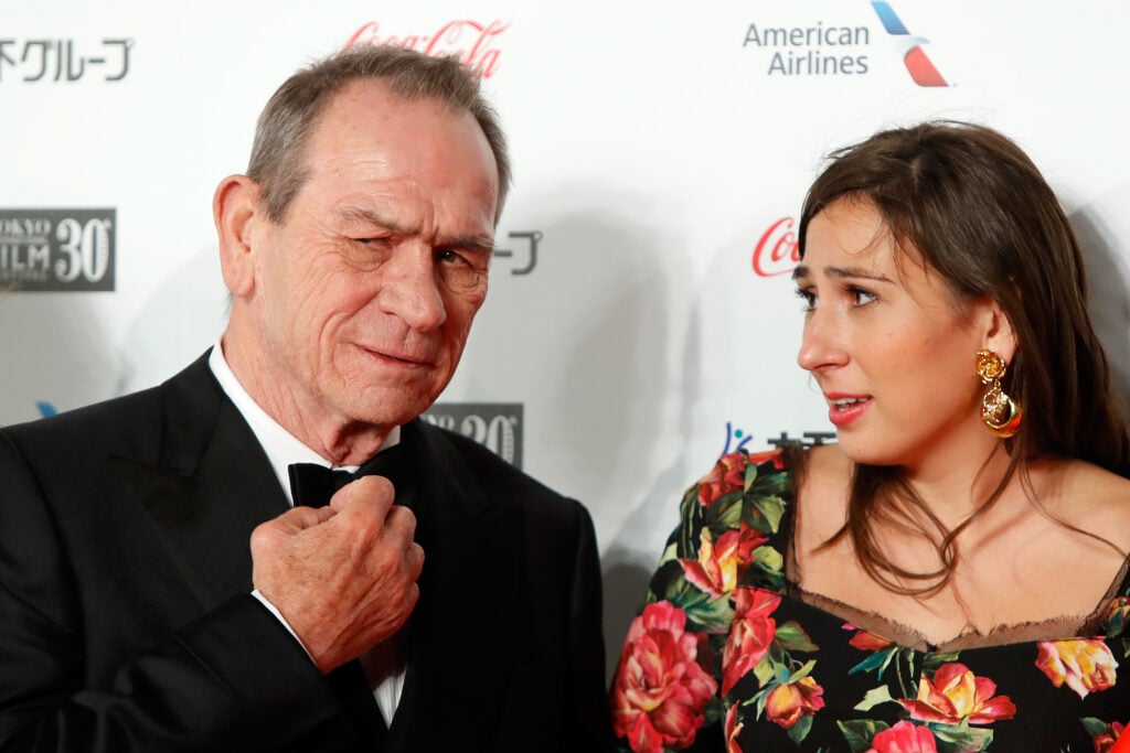 Tommy Lee Jones y Victoria Jones asisten a la alfombra roja del 30º Festival Internacional de Cine de Tokio en Roppongi Hills el 25 de octubre de 2017 en Tokio, Japón. 