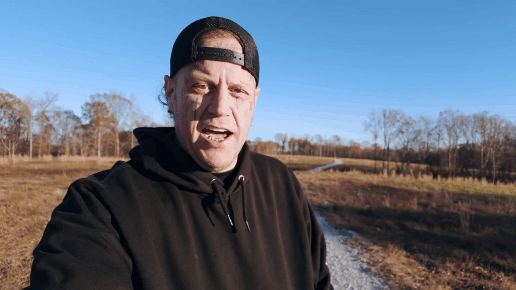 Jelly Roll está afuera y habla sin barba.