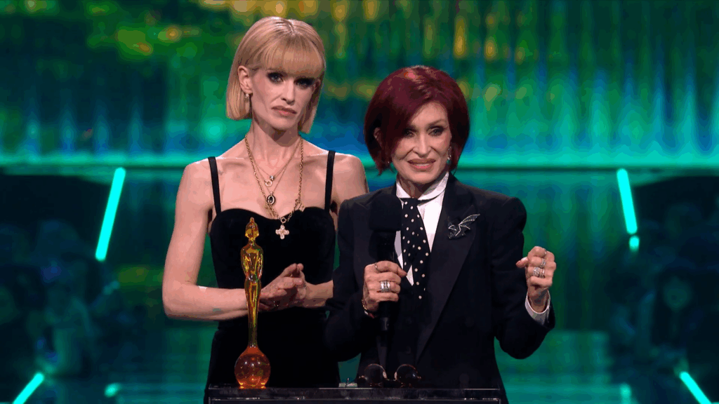 Kelly Osbourne y Sharon Osbourne en los BRIT Awards 2026.