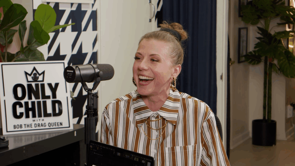 Jodie Sweetin lacht op de Only Child-podcast.