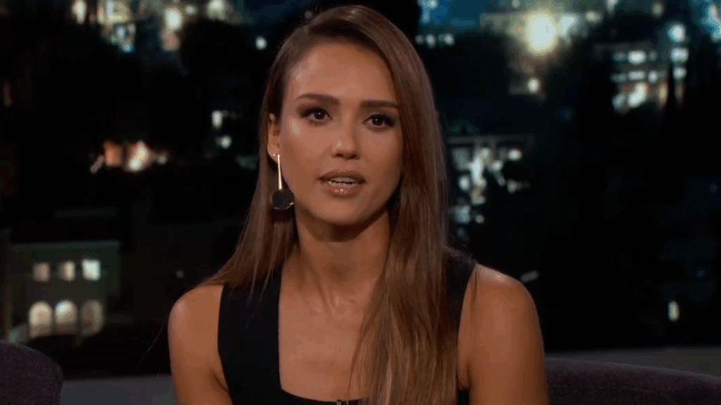 Jessica Alba habla con Jimmy Kimmel.
