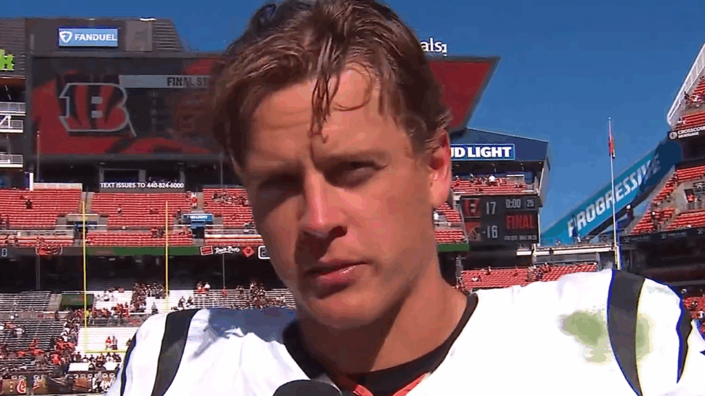 Joe Burrow en un campo de fútbol.