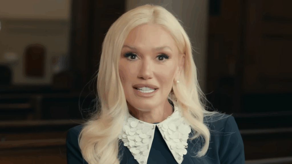 Gwen Stefani mira a la cámara en una iglesia