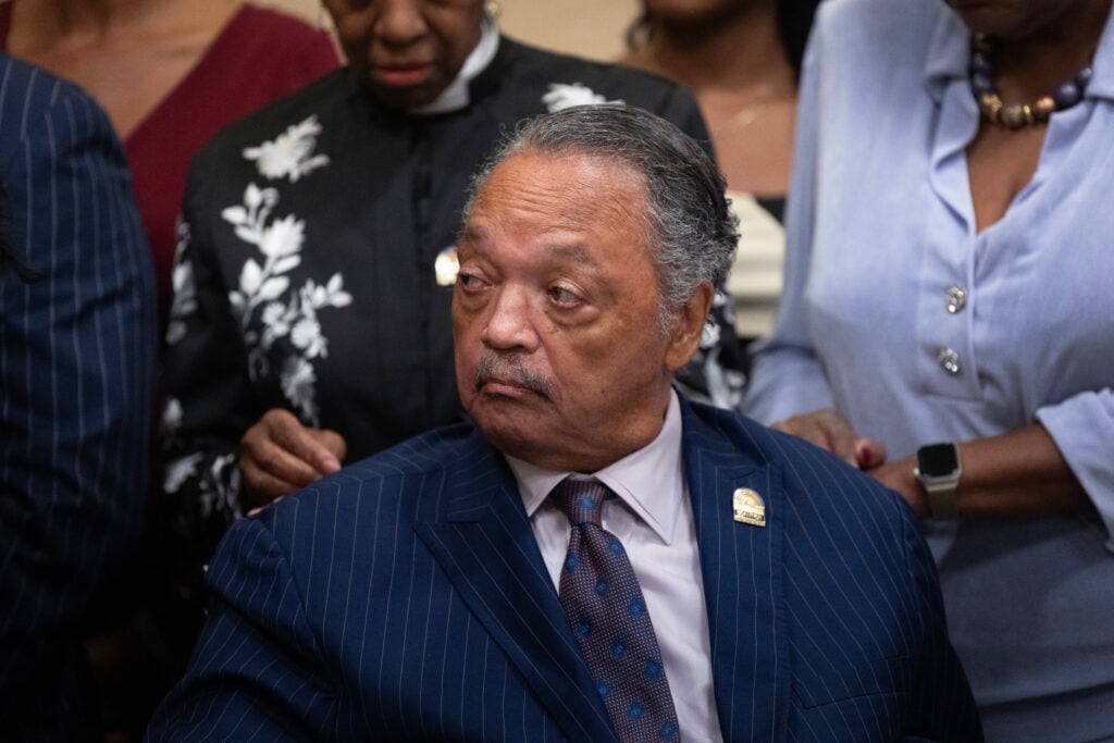 Burgerrechtenleider ds. Jesse Jackson bezoekt gasten op de jaarlijkse conventie van de National Bar Association op 31 juli 2025 in Chicago, Illinois. 