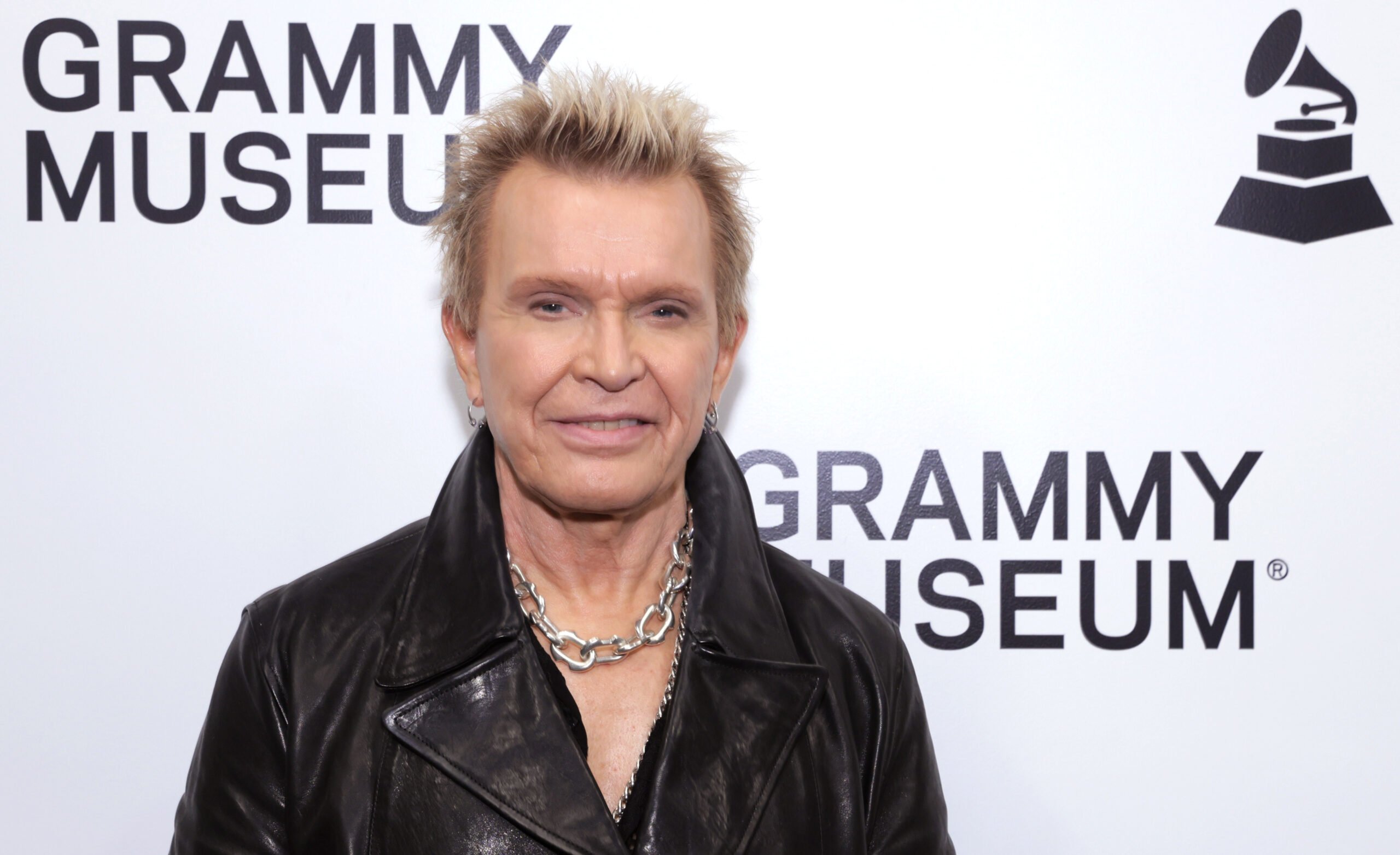 Billy Idol dice que dejó la heroína fumando crack: ‘Funcionó’