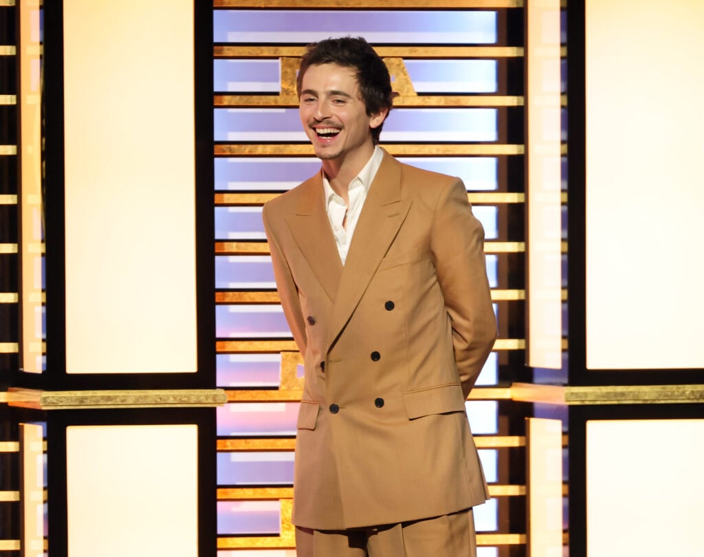 Timothée Chalamet habla en el escenario durante la 78a edición anual de los premios Director's Guild Of America en el Beverly Hilton el 7 de febrero de 2026 en Beverly Hills, California.  