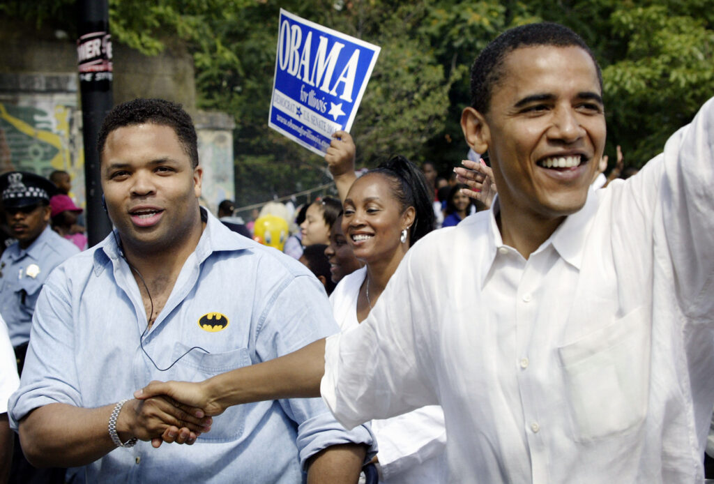 Barack Obama (R), Democratische kandidaat voor de Amerikaanse Senaat uit Illinois, voert campagne met de Amerikaanse vertegenwoordiger Jesse Jackson Jr. (D-IL) tijdens de Bud Billiken-parade op 14 augustus 2004 aan de zuidkant van Chicago, Illinois. Obama marcheerde samen met zijn vrouw Michelle en enkele honderden supporters over de route van de parade.  