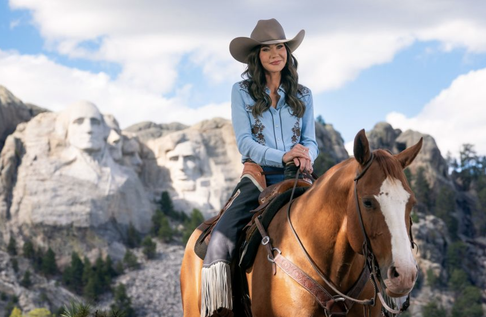 Kristi Noem ‘verblind’ door berichten over travestie van mannen, ‘Bimbo’-fetisj, zegt de vertegenwoordiger