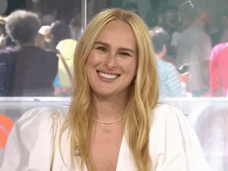 Rumer Willis Claps Back at Mom-Shamers, Breastfeeds (Almost) 3-Year-Old