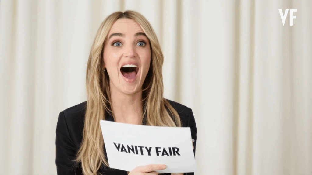 Chloe Fineman with a cue card for Vanity Fair.