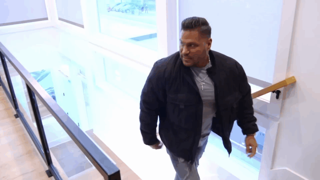 Ronnie Ortiz-Magro walks up the stairs.