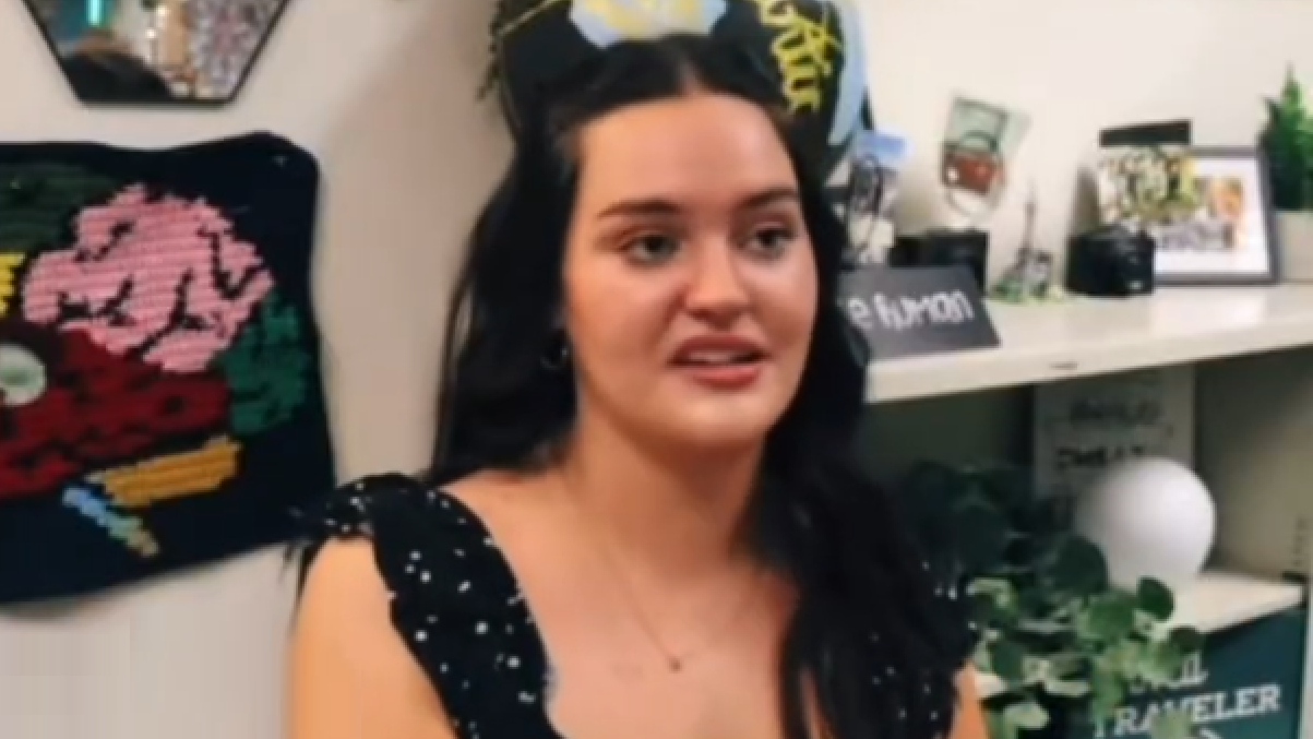 De zus en collega-leraar van Noah Beck beschuldigd van het verzorgen van tieners