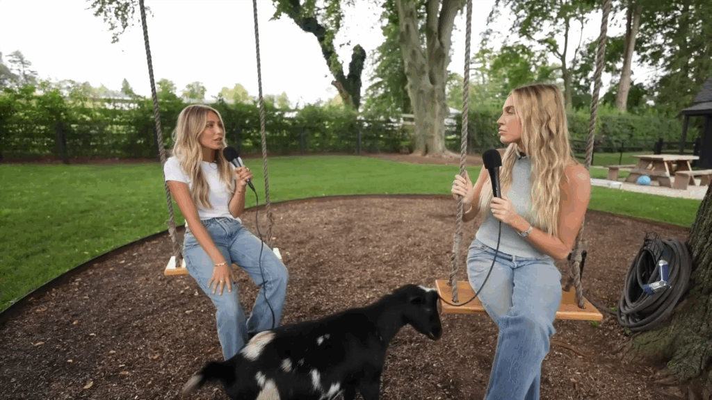 Alex Cooper y Alix Earle en los columpios.