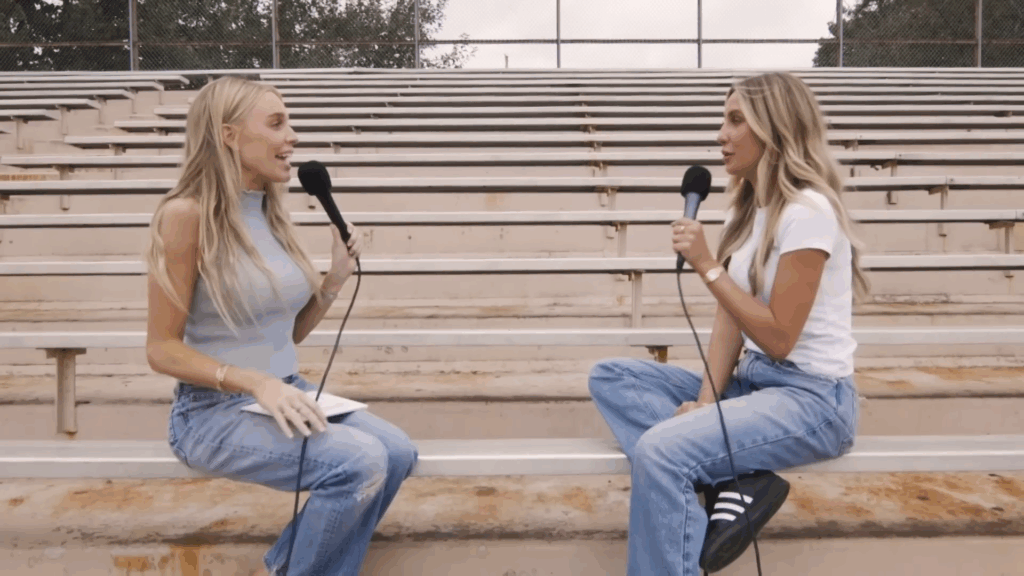 Alex Cooper y Alix Earle en las gradas.