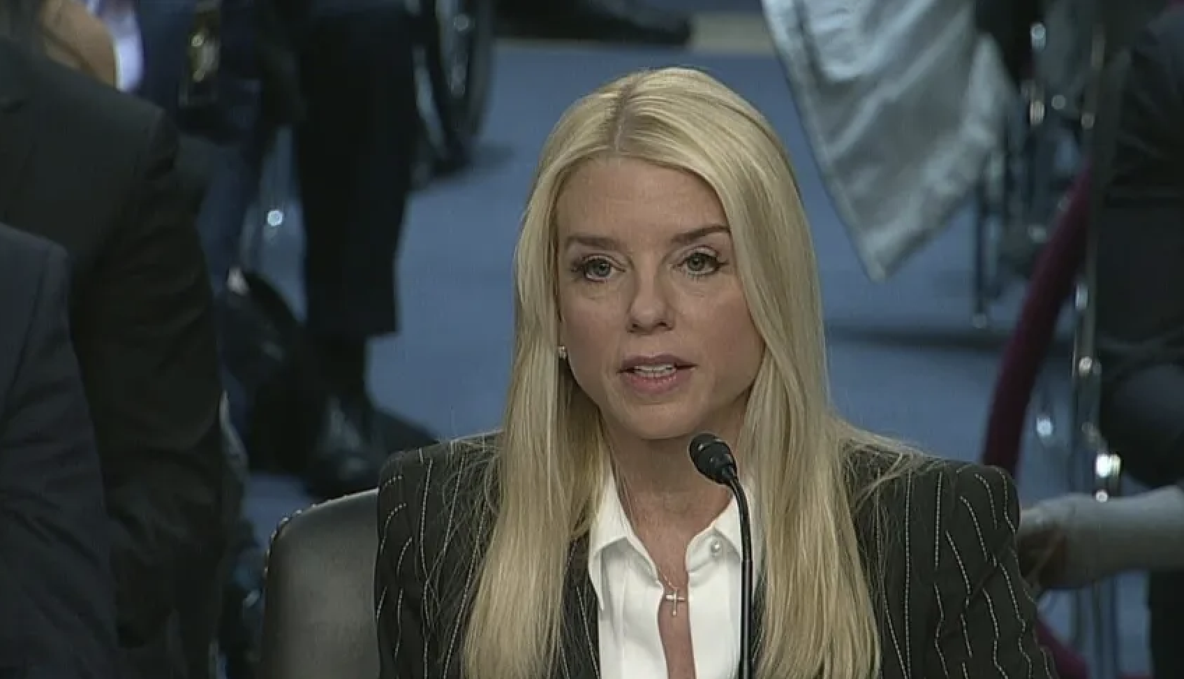 Pam Bondi ONTSLAGEN als procureur-generaal nadat ze Trump had gesmeekt haar niet te laten gaan: rapport