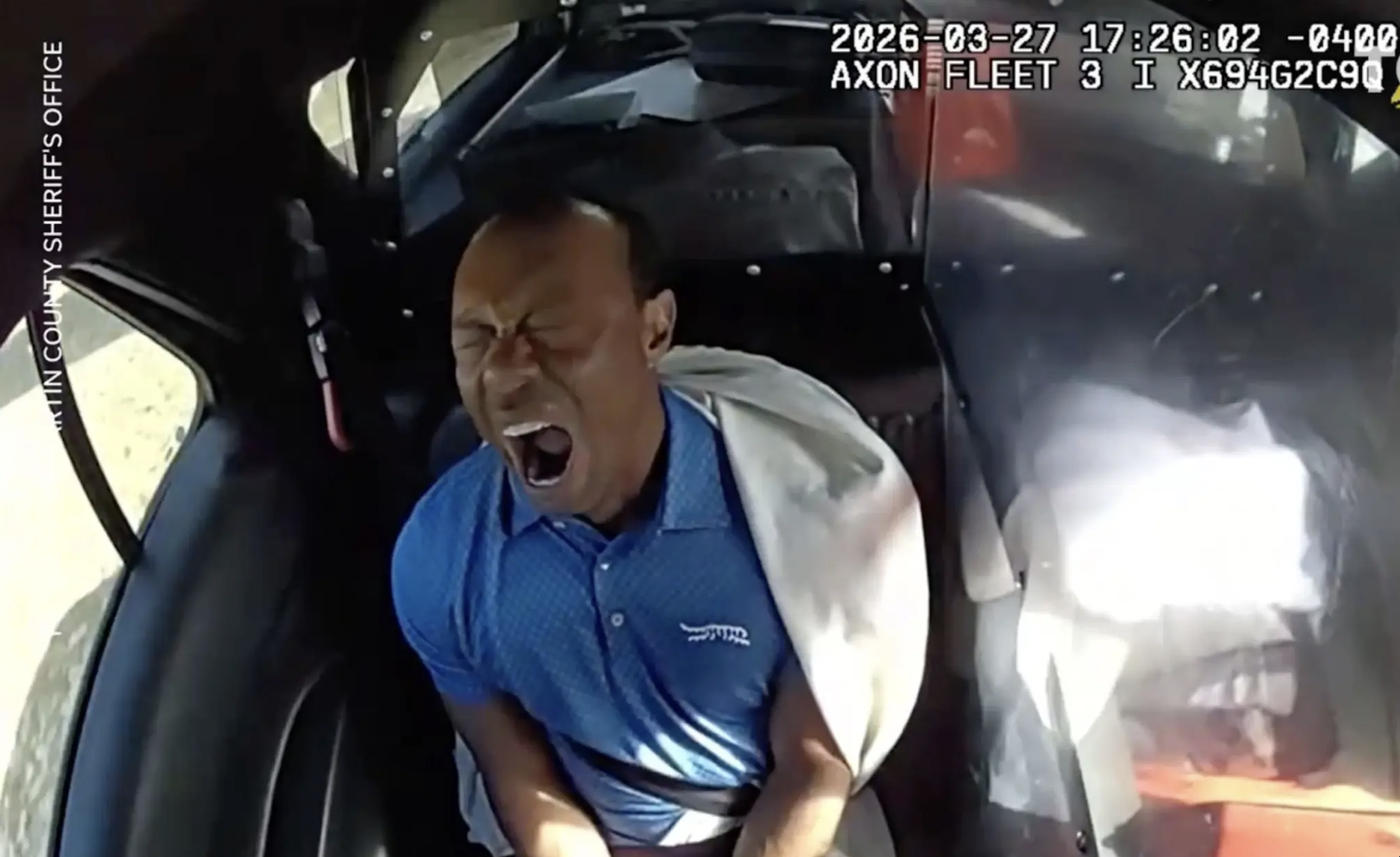 Tiger Woods DUI-arrestatievideo toont golflegende letterlijk op zijn knieën