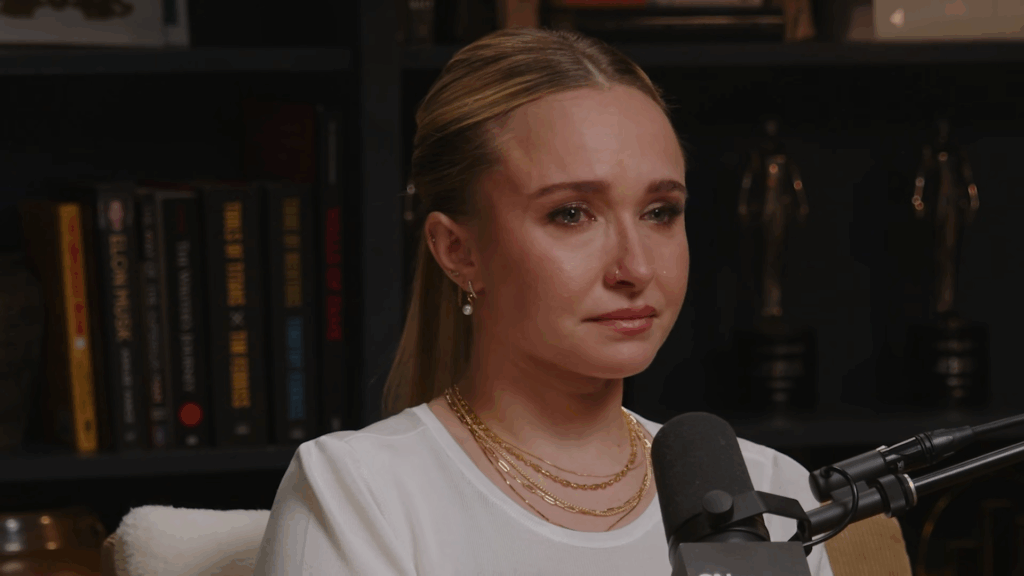 Hayden Panettiere huilt in de podcast 'On Purpose' in mei 2026.