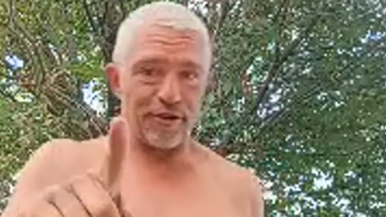 Matt Brown wandelt en kleedt zich uit in een openbaar park, alarmerende fans