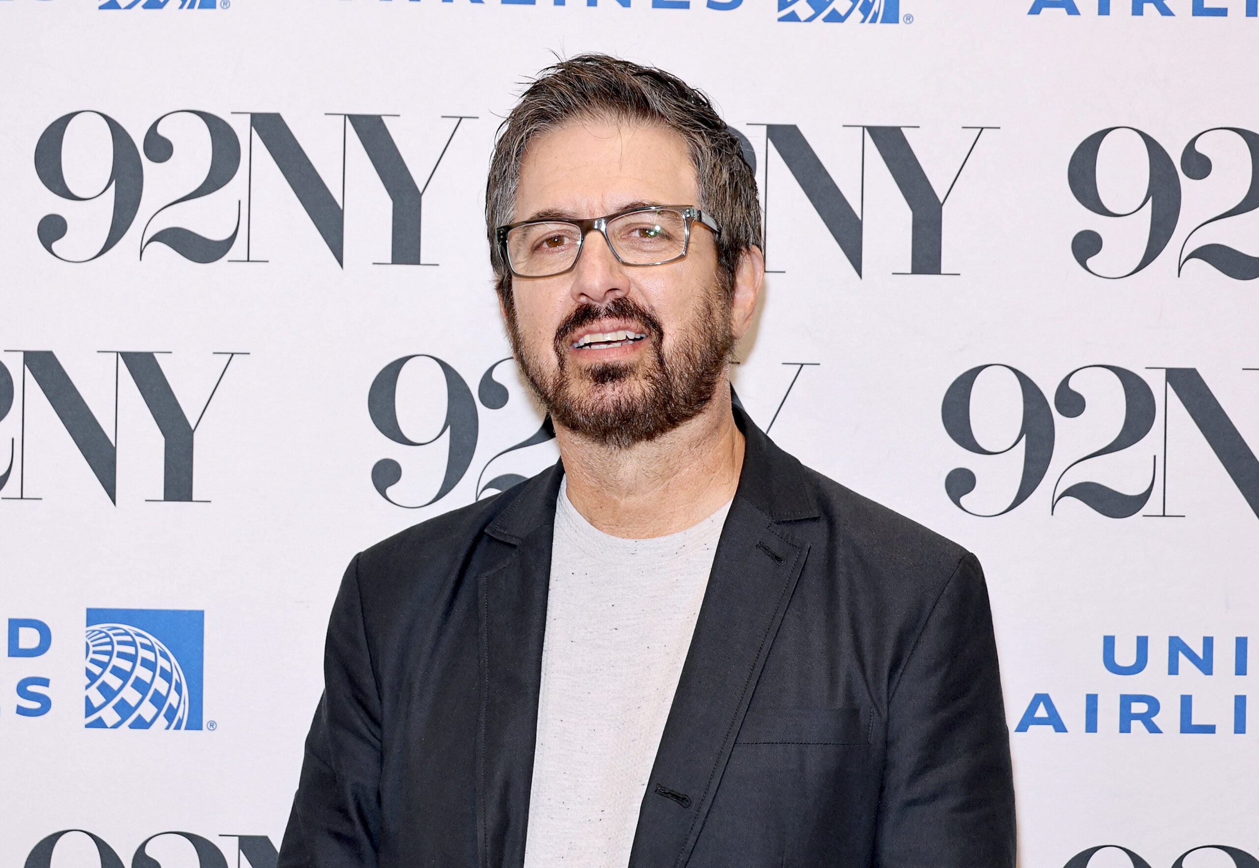 Ray Romano verdient nog steeds vijf cijfers per jaar aan sitcom-herhalingen; Hier is precies hoeveel hij binnenhaalt